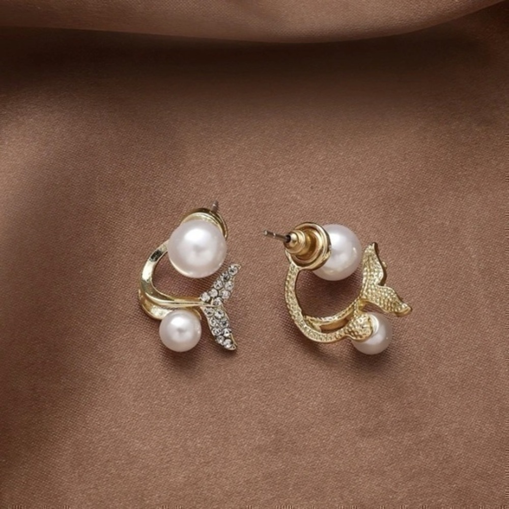 Faux pearl and mermaid 🧜🏻‍♀️ tail earrings - Picture 3 of 4